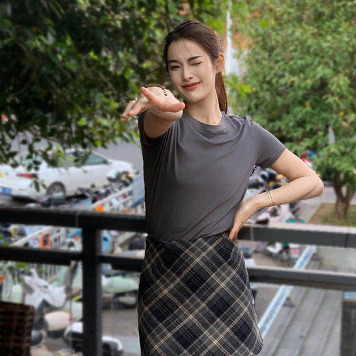 凉爽一夏【 触棉 男女款凉感牛奶T恤】经典圆领简约百搭 自然垂坠下摆 轻磨毛处理工艺 上身快速驱散燥热 商品图9