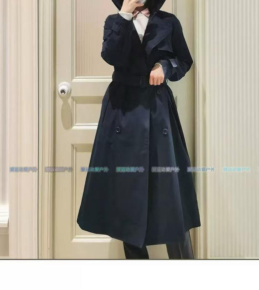 原单正品艾高长款女士风衣，防水面料，日常下点小雨啥的都没问题哈！ 帽子可拆卸的，日常穿，休闲穿，商务也可以，版型超级好看的~
尺码 S M L 商品图1