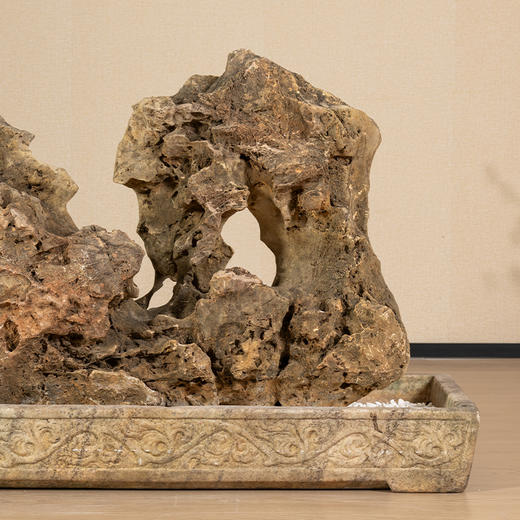 清 太湖石赏石及汉白玉卷草纹石盆 商品图3