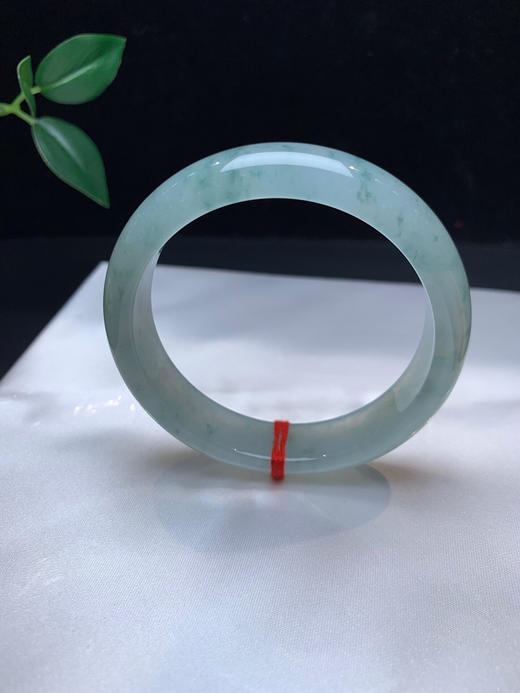 612546，55.8 冰飘花手镯，冰冰润润的，条形好，满圈飘一些细碎淡雅的蓝花 商品图0