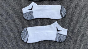 正品卡拉威低帮高尔夫球袜，毛巾底。
均码 39-45， 只有白色。
特价 59 五双包邮