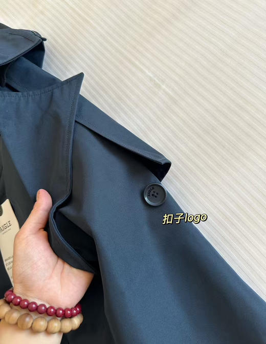 原单正品艾高长款女士风衣，防水面料，日常下点小雨啥的都没问题哈！ 帽子可拆卸的，日常穿，休闲穿，商务也可以，版型超级好看的~
尺码 S M L 商品图5