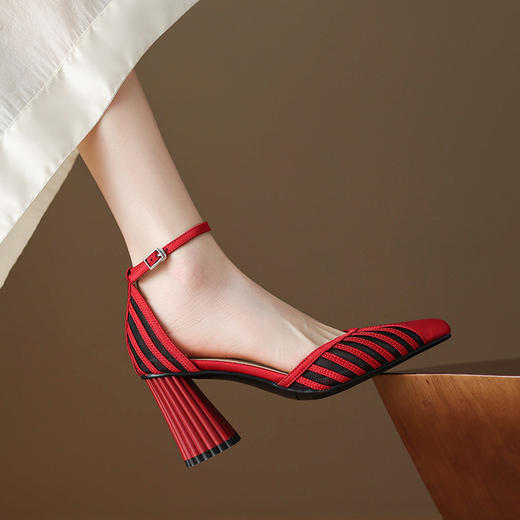 【预售5天】法式温柔包头凉鞋女新款一字扣配裙子粗跟高跟后空仙女鞋MT&6428 商品图0