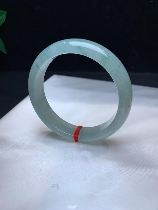 612546，55.8 冰飘花手镯，冰冰润润的，条形好，满圈飘一些细碎淡雅的蓝花 商品图1