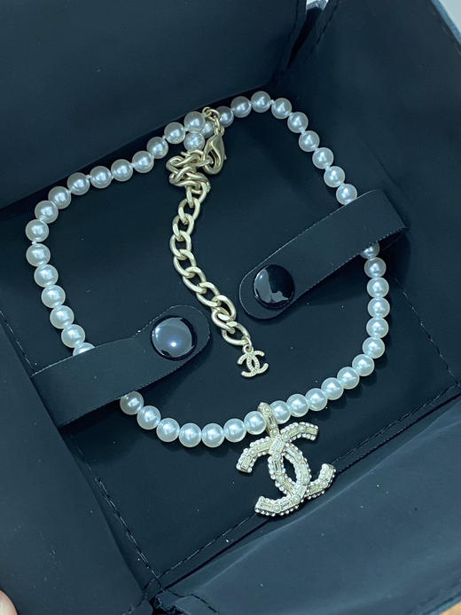 贸易公司渠道出口韩国订单香*奈*儿复古双C 珍珠项链  女款

配纯黑色包装盒。 商品图2