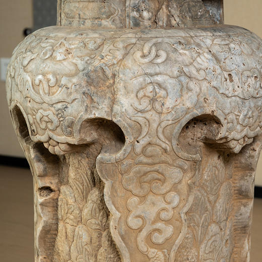 清中期 汉白玉雕蝠云纹三弯腿带托泥香几 商品图3