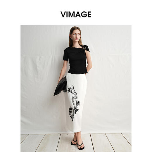 VIMAGE纬漫纪度假风黑色斜肩设计感修身显瘦短袖T恤2025夏季新款V2302904 商品图0
