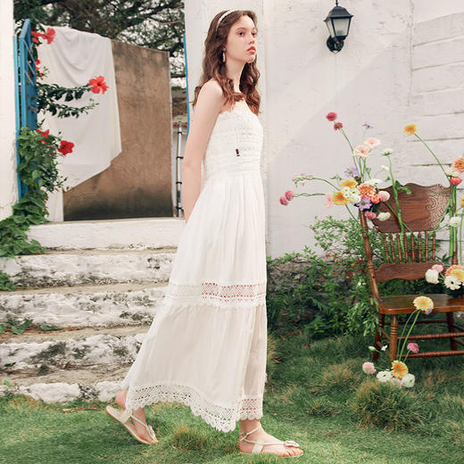 两三事缱绻白梨2025夏季新款度假风镂空勾花拼接白色吊带裙连衣裙 商品图2
