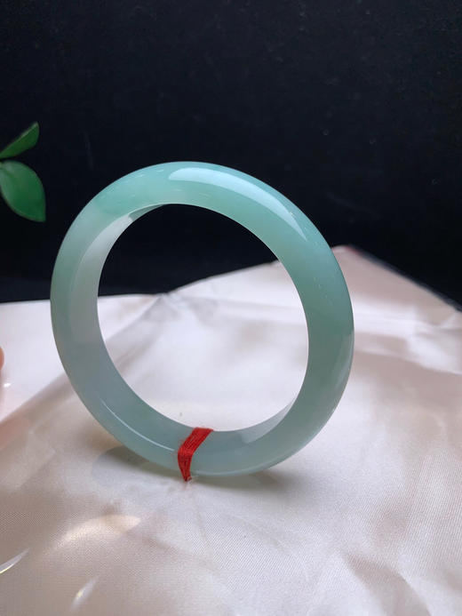 612548，56.8 绿底色手镯，几乎满圈带绿底色，整条底子均匀细腻 商品图2