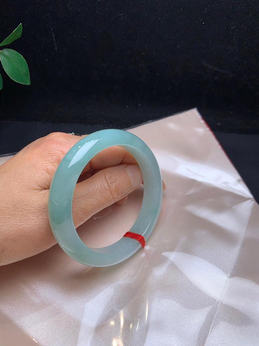 612548，56.8 绿底色手镯，几乎满圈带绿底色，整条底子均匀细腻 商品图4