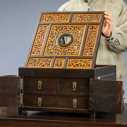 清早期 紫檀嵌黄杨木透雕卷草纹镜箱 商品图1