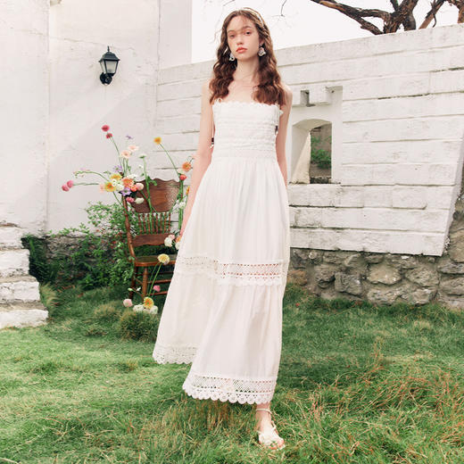 两三事缱绻白梨2025夏季新款度假风镂空勾花拼接白色吊带裙连衣裙 商品图3