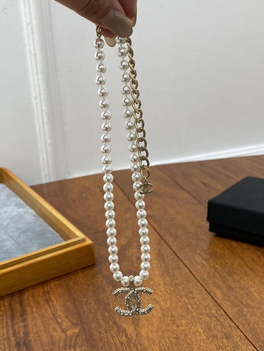 贸易公司渠道出口韩国订单香*奈*儿复古双C 珍珠项链  女款

配纯黑色包装盒。 商品图8