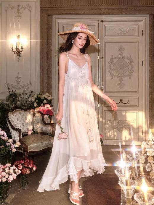 花漾云纱珍珠白立体花吊带连衣裙 商品图0