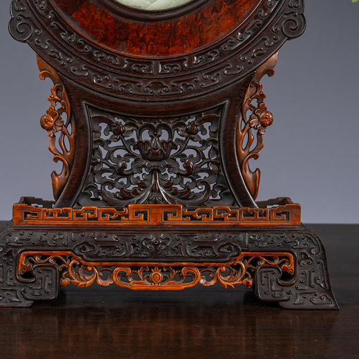 清 红木及黄杨木镶瘿木嵌玉雕山水人物圆形插屏（一对） 商品图3