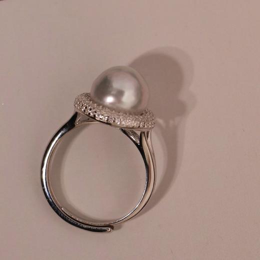 一只澳白青冷白光戒指。简约小清新 10mm，925银配件，近圆面无暇微生长纹，侧面微瑕，镜面珠光 商品图3