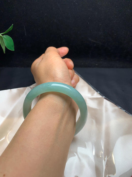 612548，56.8 绿底色手镯，几乎满圈带绿底色，整条底子均匀细腻 商品图5