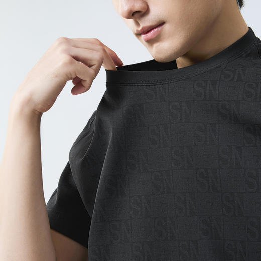 【罗马布/满身印花】柒牌短袖T恤男夏季新款字母满印休闲圆领上衣128T70400 商品图2