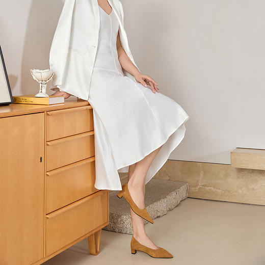 德芙琳Kacey Devlin2025春季新款尖头浅口绒面单鞋KD9109（预售7-10天发货） 商品图2