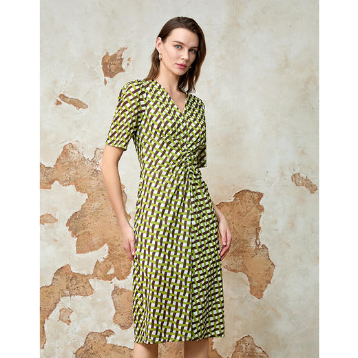 EITIE爱特爱时尚压褶高腰a字显瘦撞色印花V领连衣裙夏季新款8207943 商品图5