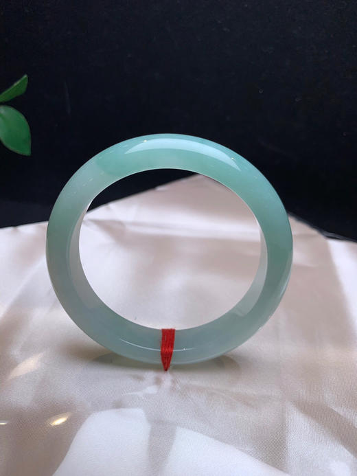 612548，56.8 绿底色手镯，几乎满圈带绿底色，整条底子均匀细腻 商品图1