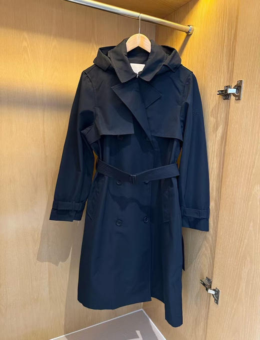 原单正品艾高长款女士风衣，防水面料，日常下点小雨啥的都没问题哈！ 帽子可拆卸的，日常穿，休闲穿，商务也可以，版型超级好看的~
尺码 S M L 商品图3