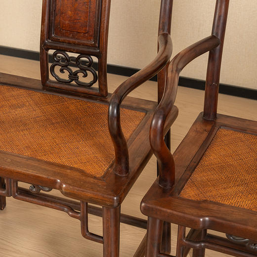 清中期 红三攒靠背南官帽椅成堂（四椅两几） 商品图3