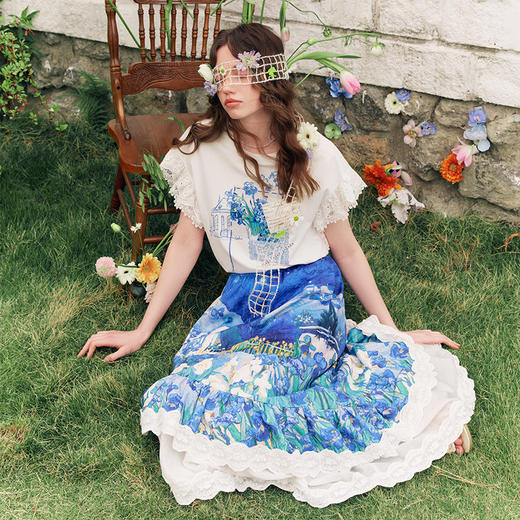 两三事梵高文艺繁枝如苏2025夏新款蕾丝花边拼接印花不对称半身裙 商品图3