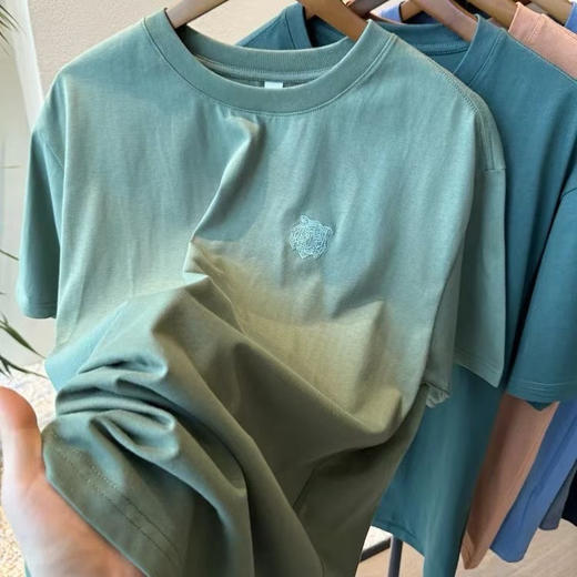 出口品质100% 新疆棉男士虎头刺绣短袖T恤 挺括有型 宽松落肩版型 必入款
七个色，尺码L-4XL 商品图1