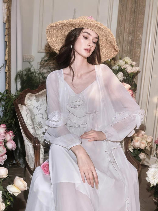 花漾云纱珍珠白立体花吊带连衣裙 商品图3