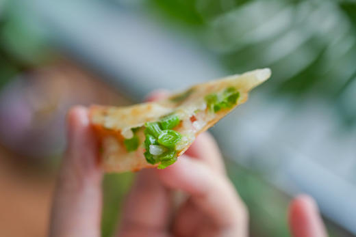 江浙特色小吃【山子家五彩腊肠和乌米豇豆饼】外酥里糯快手早餐速食江苏常州特色地道小吃，老底子的味道，配料干净，0添加，老人小孩都可以放心食用的健康早点。经典五彩腊肠和乌米豇豆饼两种口味可选 商品图6