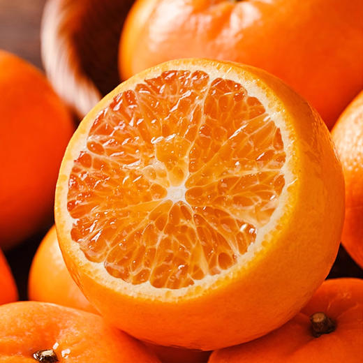 云南沃柑，几乎纯甜无酸，普通沃柑甜度 12 - 15°，云南沃柑可达 16 - 20°，咬下后汁水狂飙，清甜果汁在口腔四溢，沃柑热量低，能增加饱腹感，富含维生素 C、类胡萝卜素、膳食纤维等多种营养物质 商品图5