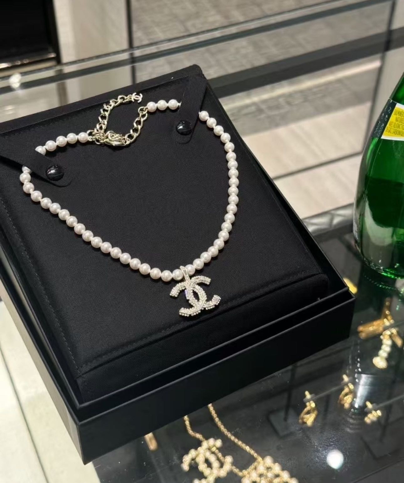 贸易公司渠道出口韩国订单香*奈*儿复古双C 珍珠项链  女款

配纯黑色包装盒。