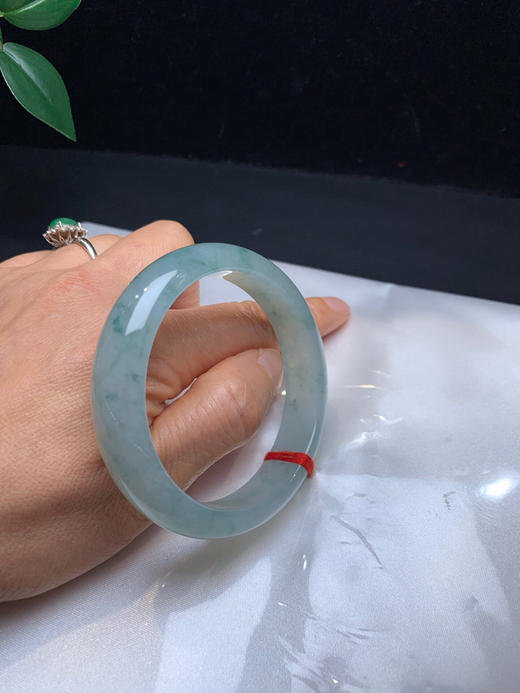 612546，55.8 冰飘花手镯，冰冰润润的，条形好，满圈飘一些细碎淡雅的蓝花 商品图5