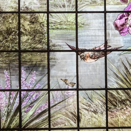 独角鹿西洋古董 1894年法国新艺术时期Pradal签名出品水岸鸢尾雀鸟主题彩绘玻璃花窗 商品图3
