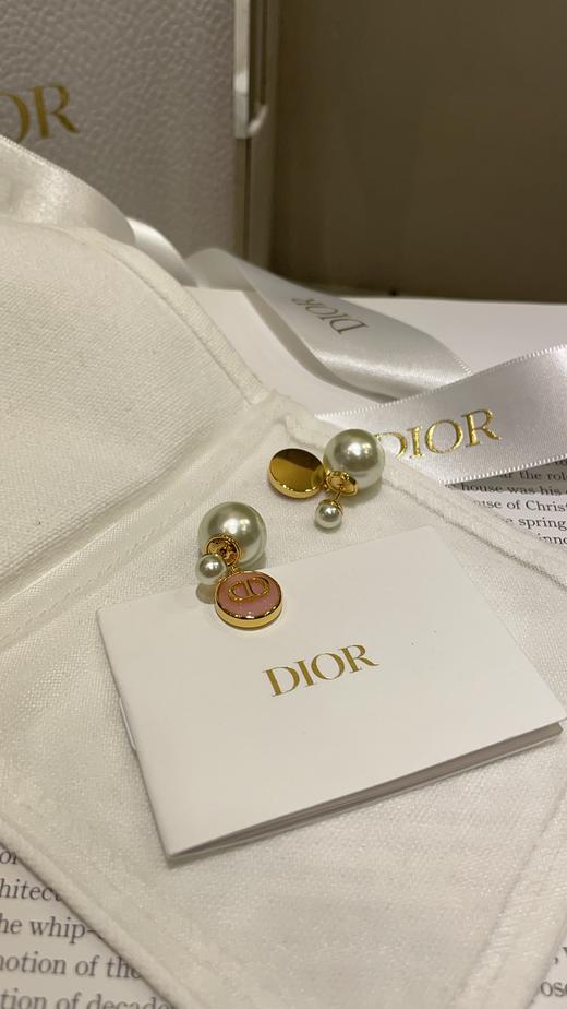 购入yb开发定制 DIOR新款Tribales粉色树脂圆形吊坠珍珠双球耳环 蜜蜂🐝➕CD字母金色浮雕细节很精致 少女心贵气感并存✨实物巨可爱‼️ 商品图1