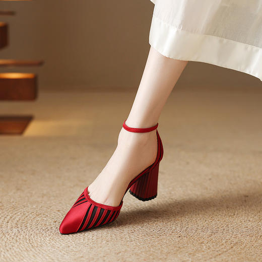 【预售5天】法式温柔包头凉鞋女新款一字扣配裙子粗跟高跟后空仙女鞋MT&6428 商品图1