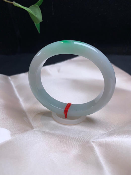 612552，53.5飘绿贵妃手镯，底子非常细腻油润，飘了一抹绿花，清新秀气 商品图1