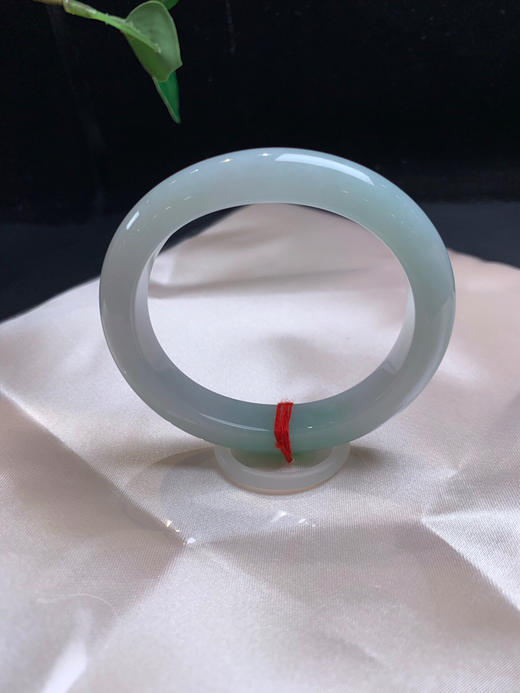 612552，53.5飘绿贵妃手镯，底子非常细腻油润，飘了一抹绿花，清新秀气 商品图3