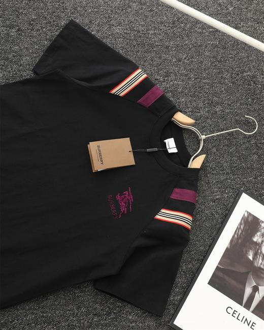 点此购买 巴宝莉夏季男士拼接领口双色织带刺绣短袖T恤 lhy 313570 商品图13