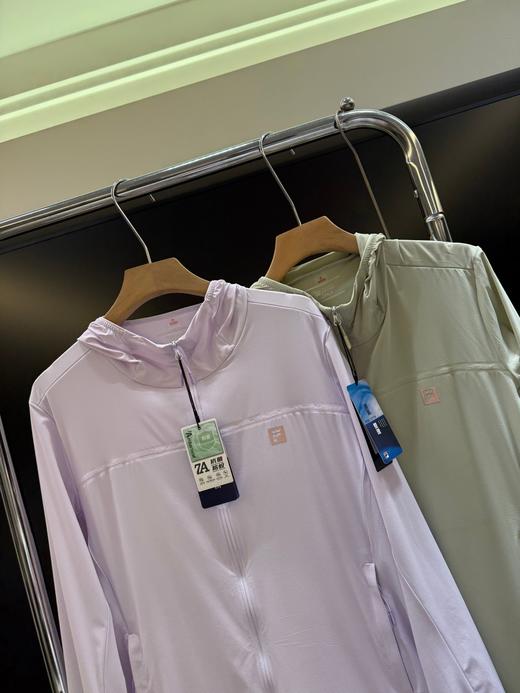 点此购买 斐乐春夏季女士会呼吸的皮肤衣连帽外套 dd 313630 商品图5