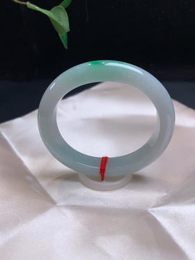 612552，53.5飘绿贵妃手镯，底子非常细腻油润，飘了一抹绿花，清新秀气