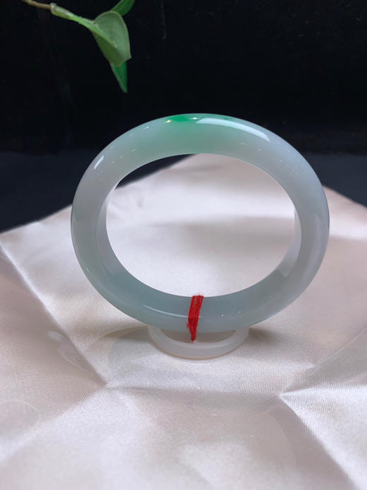 612552，53.5飘绿贵妃手镯，底子非常细腻油润，飘了一抹绿花，清新秀气 商品图0