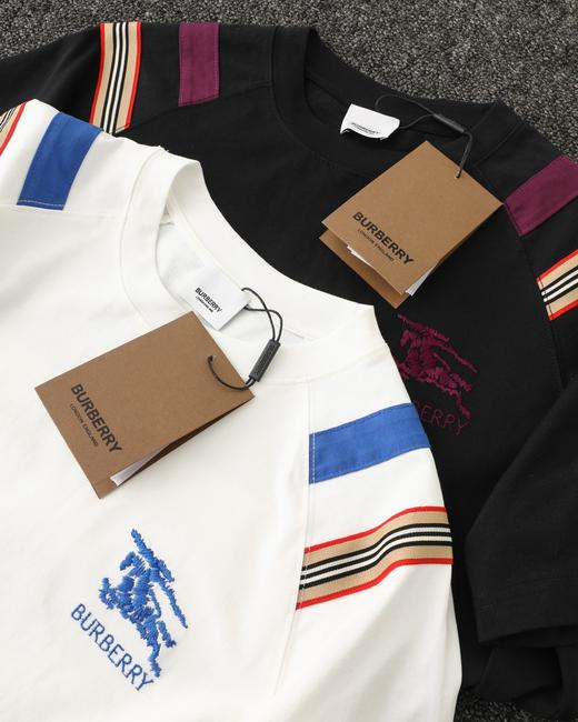 点此购买 巴宝莉夏季男士拼接领口双色织带刺绣短袖T恤 lhy 313570 商品图5