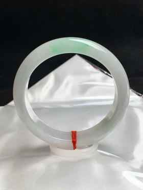 612558，55.5圈口，糯化飘绿正圈平安镯，白底飘绿花，水头好