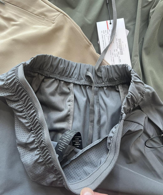 Leavo全新正品户外速干短裤，全部原包装带多联吊牌
尺码M-3XL
灰色 黑色 卡其色 白灰色 商品图4