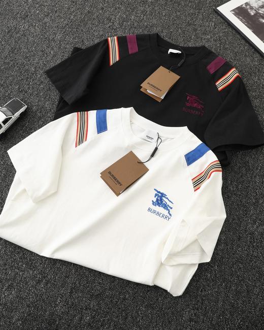 点此购买 巴宝莉夏季男士拼接领口双色织带刺绣短袖T恤 lhy 313570 商品图4