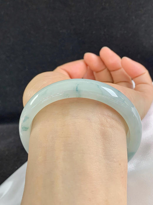 612556，60圈口，糯化飘花正圈平安镯，淡底色飘蓝花，底子胶润 商品图5