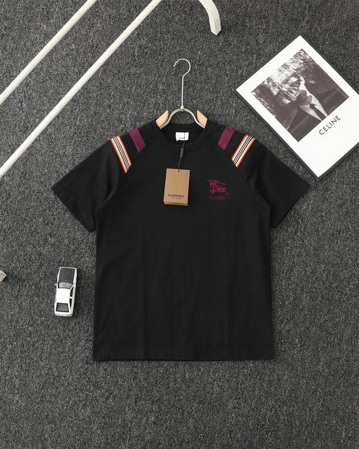 点此购买 巴宝莉夏季男士拼接领口双色织带刺绣短袖T恤 lhy 313570 商品图1