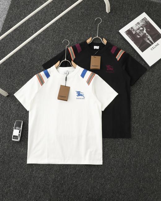 点此购买 巴宝莉夏季男士拼接领口双色织带刺绣短袖T恤 lhy 313570 商品图0